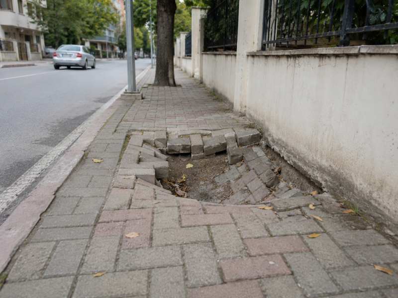 Kaldırımda çökme meydana geldi