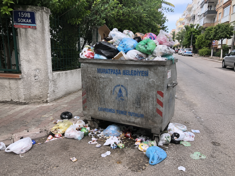 Çöp konteyneri taşmış durumda